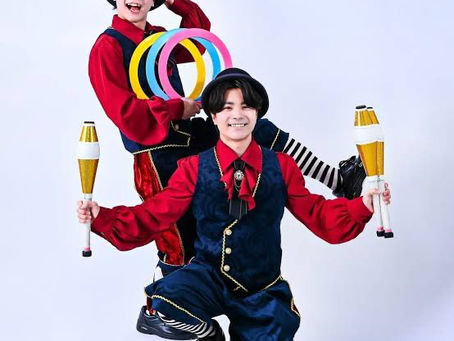 ジャグリング道具を持ってポーズをとる北海道の双子パフォーマーPLuto