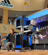 北海道のショッピングモール・商業施設イベントで観客を魅了する札幌のプロマジシャン アッキーのステージパフォーマンス