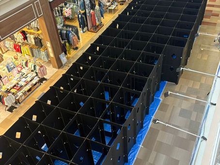 北海道名寄市のショッピングモール吹き抜けスペースに設置された大型屋内巨大迷路