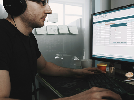mand sidder ved computer og arbejder i den nye klient