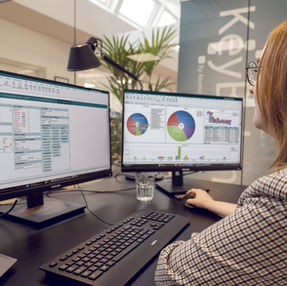 Medarbejder arbejder ved to computerskærme med KeyBalance åbent