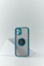 Funda de uso rudo color verde con anillo para dedo vista por atrás