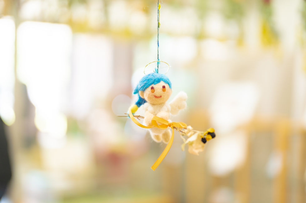 羊毛フェルトの天使の作品。手に持っているのは、四季の里で作られたドライフラワーです!