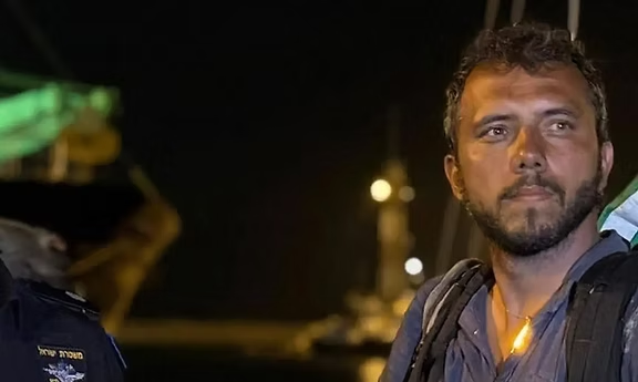 Thiago Ávila, de 38 anos, foi colocado em prisão solitária em Israel (Foto: Freedom Flotilha Coalition/Instagram)