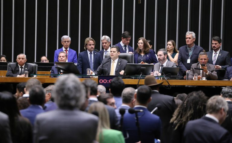 Congresso derruba veto a PL que reduz penas do 8/1 e beneficia Bolsonaro