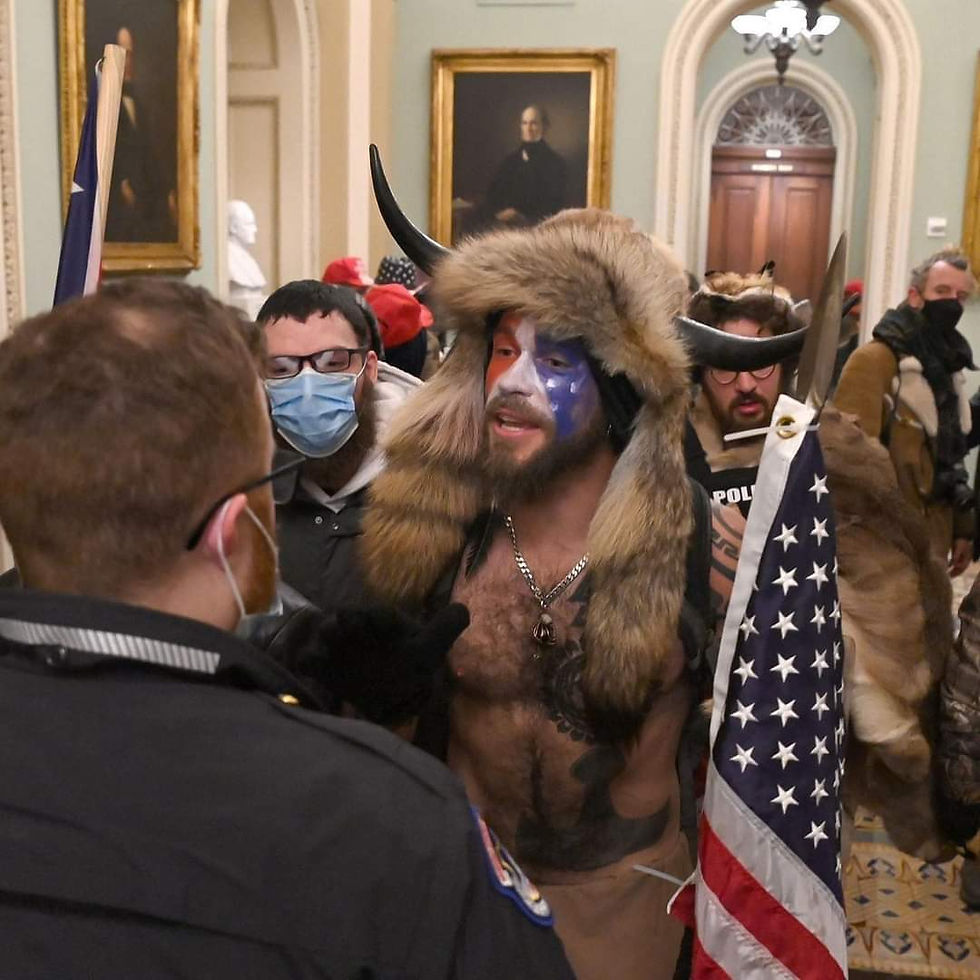 Polícia americana prende trumpista símbolo da invasão