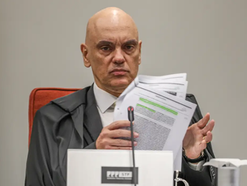 Eduardo intensificou ataques após tornozeleira em Bolsonaro, diz Moraes
