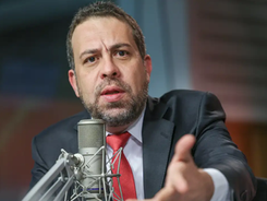 Caminhoneiros suspendem decretação de greve após conversas com governo