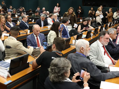 Pedido de vista adia votação da PEC do fim da escala 6x1 na CCJ