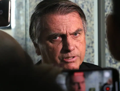 Moraes dá 24 horas para Bolsonaro explicar arma apreendida em blitz