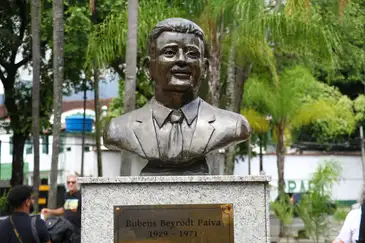 Busto de Rubens Paiva em praça em frente ao batalhão (Foto: Tomaz Silva/Agência Brasil)