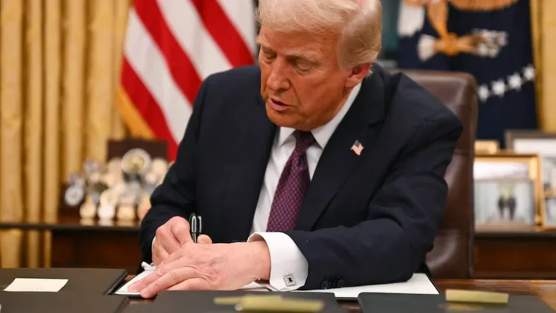 Trump assina tarifa de 50% e considera Brasil ameaça aos EUA