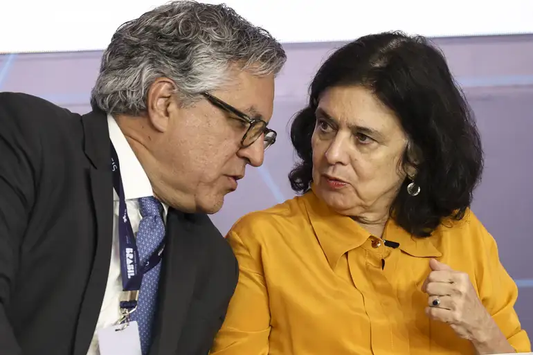 Os ministros Alexandre Padilha e Nísia Trindade (Foto: Marcelo Camargo/Agência Brasil)