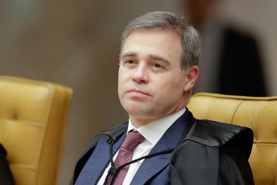 Mendonça pede vista e suspende julgamento de Eduardo Bolsonaro