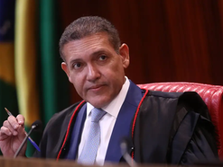 Nunes Marques toma posse como presidente do TSE; Mendonça será vice
