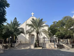 Israel bombardeia igreja em Gaza, fere padre e mata duas mulheres