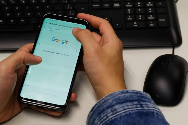 Governo identifica 97 médicos falsos de IA no Youtube e aciona Google
