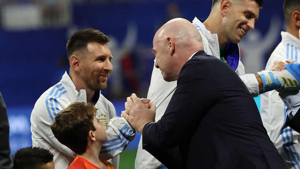 FIFA escala arbitragem 100% argentina para França x Marrocos e apanha nas redes