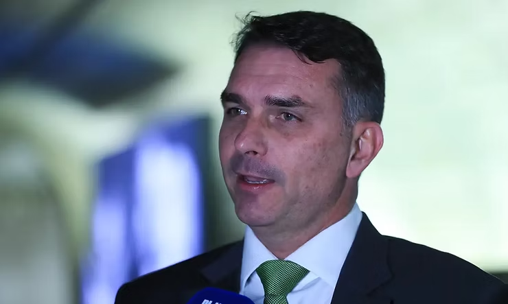 PGR quer que Flávio Bolsonaro seja ouvido na PF por calúnia contra Lula