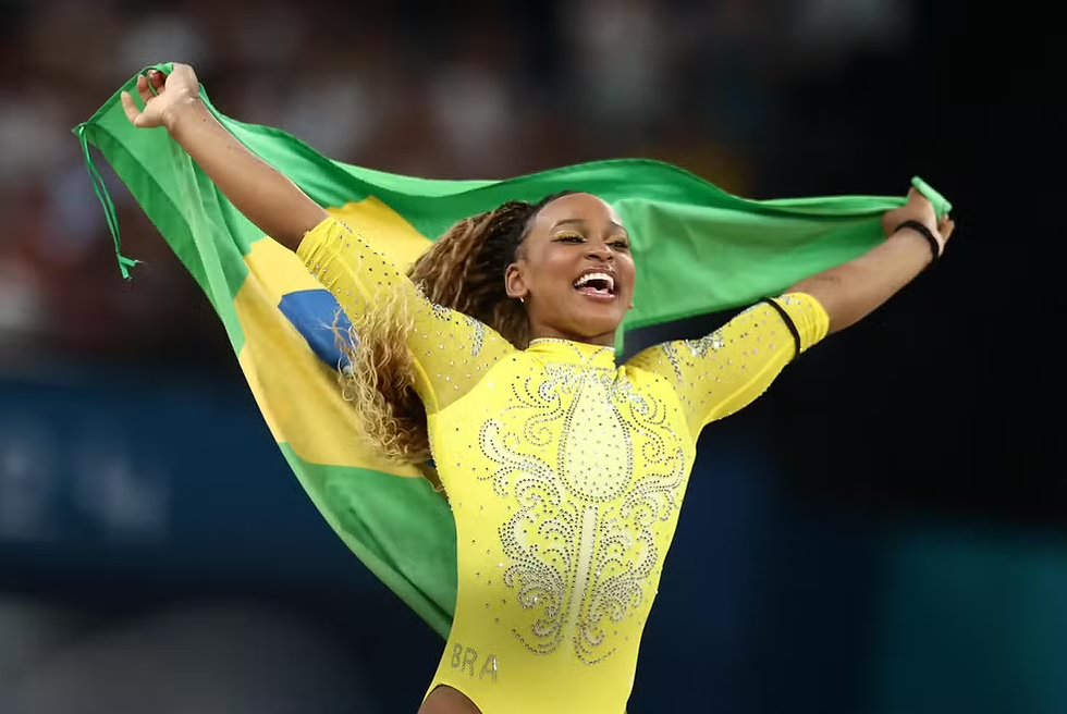 Rebeca Andrade comemora a prata no individual geral (Foto: Luiza Moraes/COB)