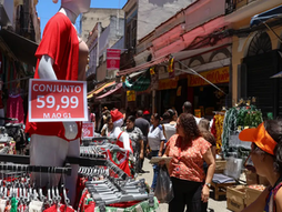 Comércio popular do Rio tem movimentação intensa às vésperas do Natal