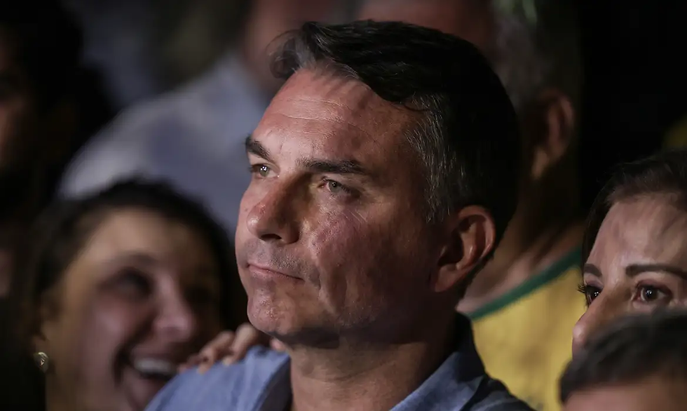 Em sabatina, Flávio mente, não explica propostas e faz acusações sem provas