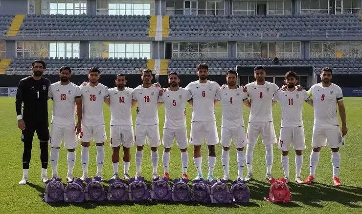 Em 27 de março, seleção iraniana fez protesto silencioso pelas 160 alunas mortas por EUA-Israel (Reprodução)