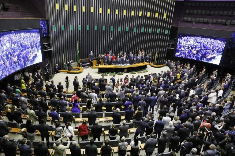 Congresso entra em recesso e empurra fim da 6x1 para o 2º semestre