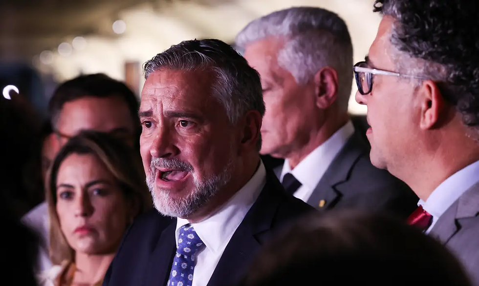 Base do governo pede indiciamento de Bolsonaro e Flávio na CPMI do INSS