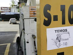 Governo amplia subsídios e corta impostos para conter alta de combustíveis