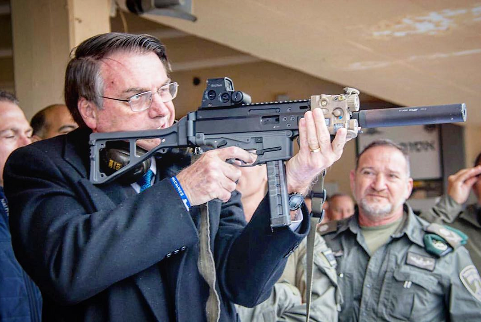 Weber dá 5 dias para Bolsonaro explicar facilitação a armas