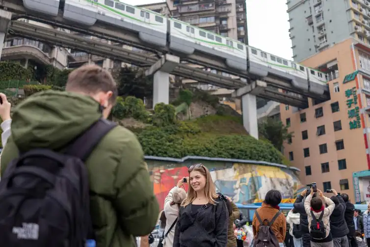 Estação de metrô Liziba, em Chongqing, que passa por dentro de edifícios. Foto: Huang Wei/Xinhua)