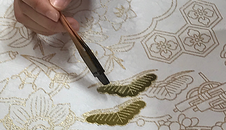 手描き京友禅の付け絵体験の様子