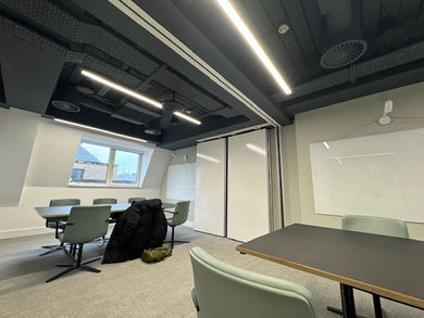 ASA100 Semi-Auto Movable Wall System with chairs and tables in the room