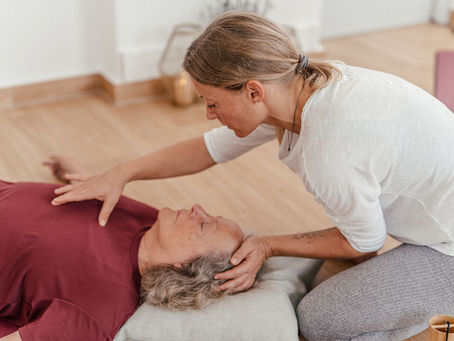 InnerRise Embodied Energywork Session in Rosenheim – Somatische Körperarbeit und Berührung für mehr Sicherheit und Raum im Nervensystem.