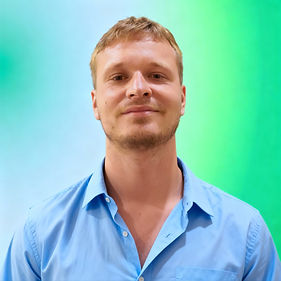 hugo groene blouw overhemd groene achtergrond.jpeg