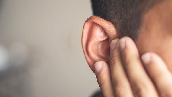 Mann hält sich das Ohr – Tinnitus und Ohrgeräusche ganzheitlich behandeln in der Naturheilpraxis Doson Oberursel