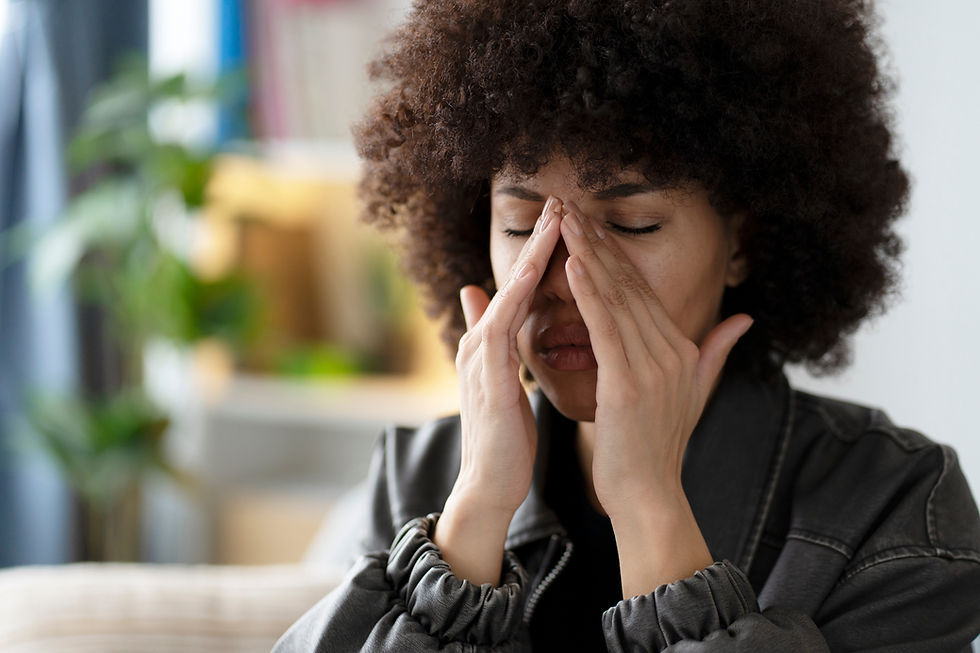 Frau mit chronischer Sinusitis drückt schmerzende Nasennebenhöhlen — Druckgefühl im Gesicht trotz wiederholter Antibiotika, TCM und Akupunktur als Alternative in der Naturheilpraxis Doson Frankfurt und Oberursel