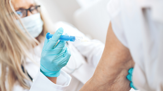La vaccination des plus de 75 ans a débuté en mairie du 8e