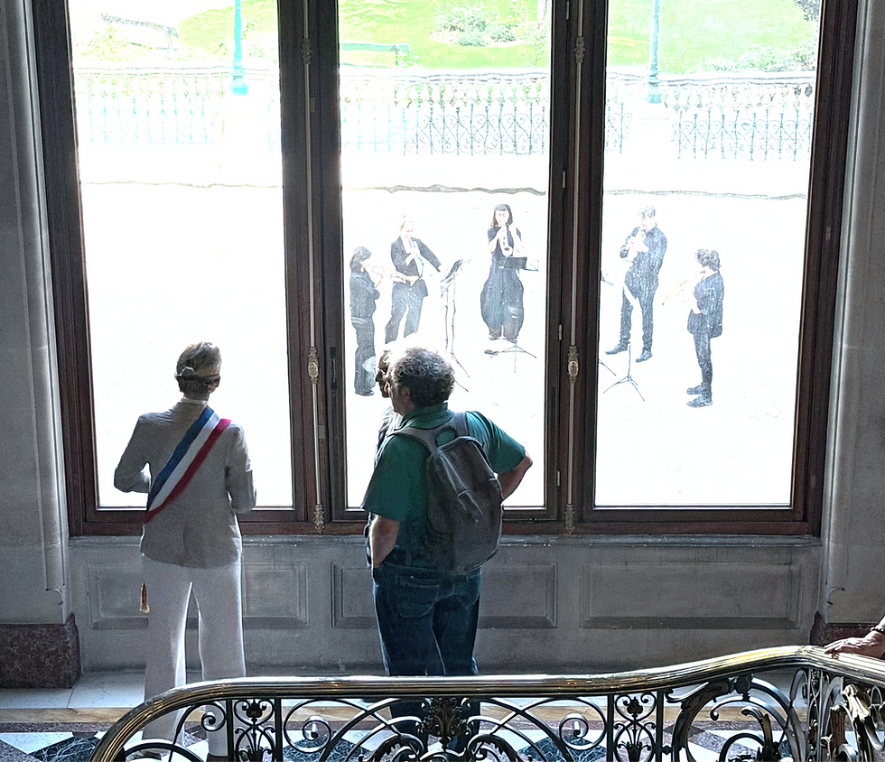 Dans la cour, la salle des mariages et le salon de la vénerie, plusieurs formations se sont succédé pour faire résonner les œuvres de compositeurs du début du XXe siècle.