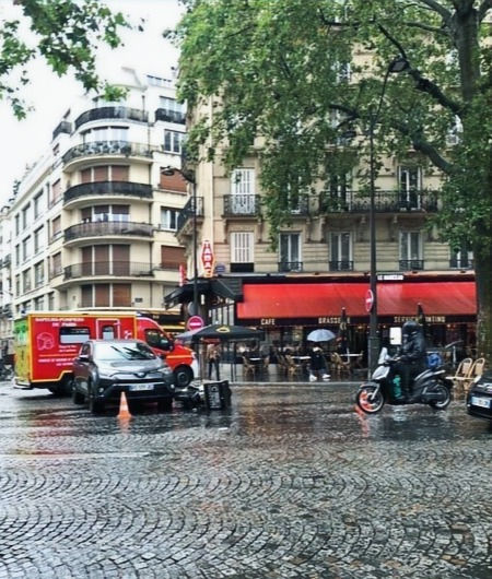 Deux ans après cet accident (13/07/2021), le carrefour Quentin-Bauchart / rue de Chaillot / avenue Marceau n'est toujours pas sécurisé...