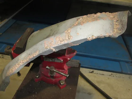 ボディーが錆で開いた穴 修理します Garage Tsubakii ボディーが錆で開いた穴 修理します Garage Tsubakii