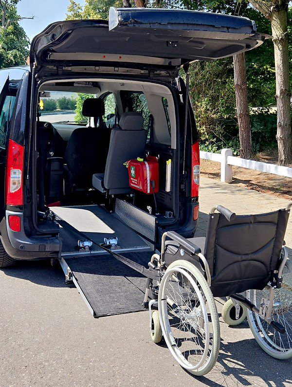 Quali-Go Vlaams-Brabant rolstoel met patient.jpg