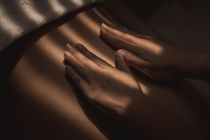 Hotel Content Shooting – Frau genießt Spa- und Wellnessbehandlung