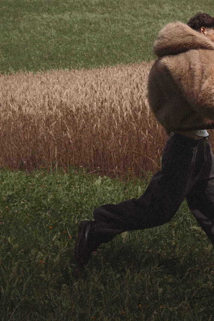 Fashion Foto von einem männlichen Model in einer Wiese bei Innsbruck