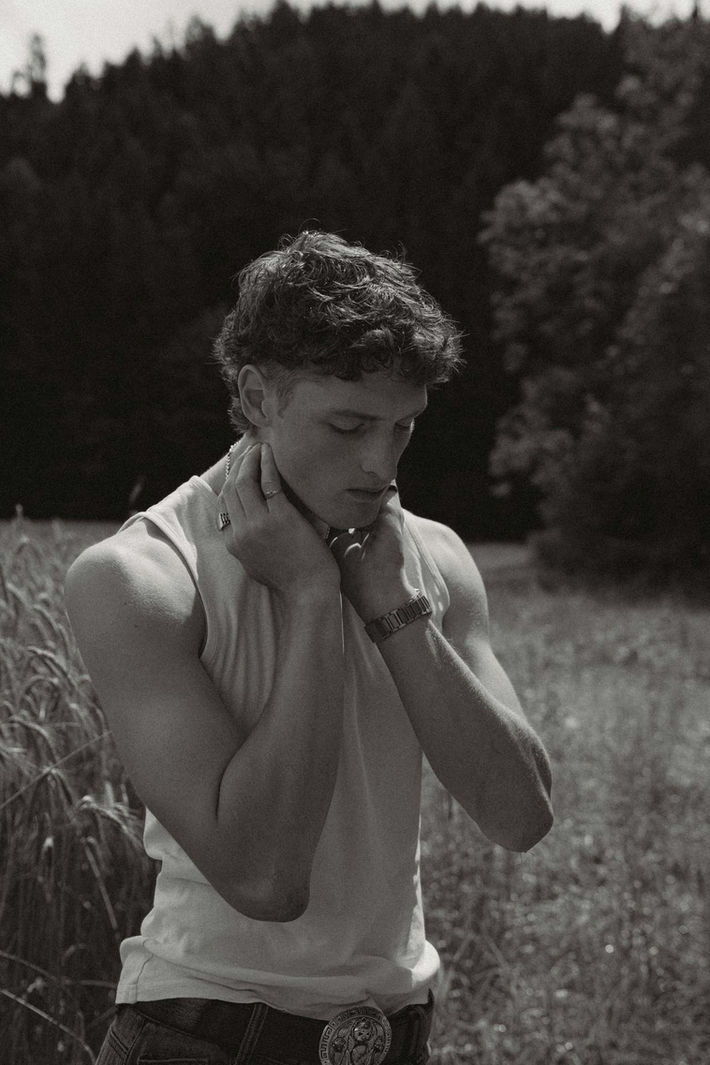 Fashion Foto von einem männlichen Model in einer Wiese bei Innsbruck