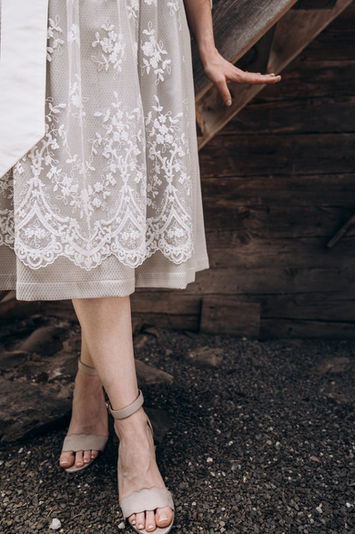 Rock und Schuhe eines trachtigen Outfits