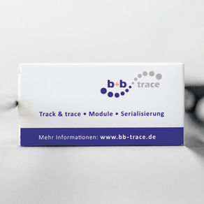 Pharma Arzneimittel-Packung bekommt einen Serialisierungscode aufgedruckt