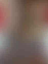 בית הקפה מעוצב בסגנון של פעם על הקיר מטחנות קפה