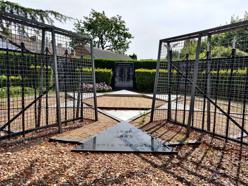 אתר ההנצחה ליהודים ובו שערי בית הכנסת שנמצאו בחפירות